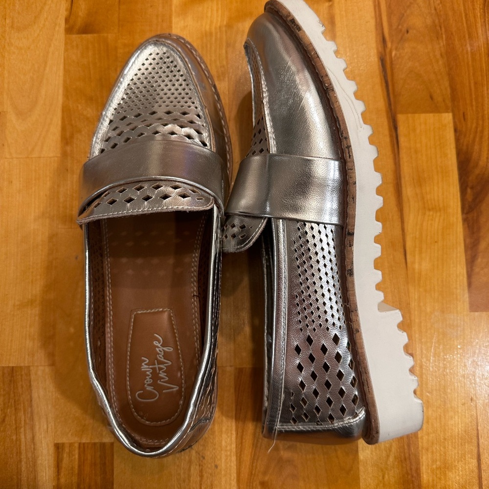 Crown Vintage Metallic Silver Laser Cut Leather Loafers Lug Sole size 8